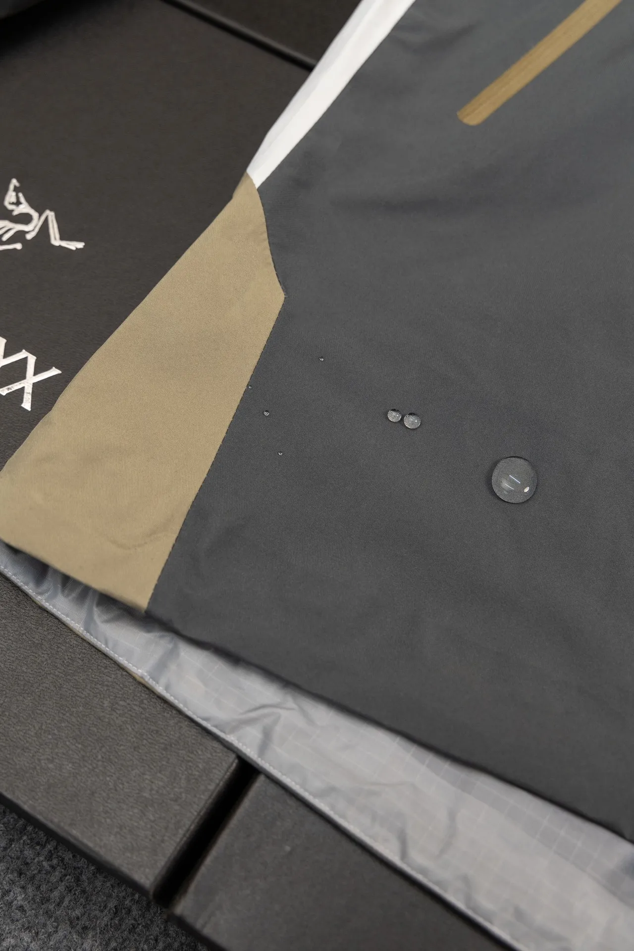 ARC‘TERYX x beams Beta Series-、 Factory TNF ； zp ； 21777 ～ zp Logo ； ； BETA： 。 LT ： ， Wear-Resistant。 GORE-TEX： 、 、Breathable Ykk ； COLOR: SIZE：S M L XL S ： 72 116 60 48 M ： 74 118 62 50 L ： 76 122 64 52 XL ： 78 126 66 54